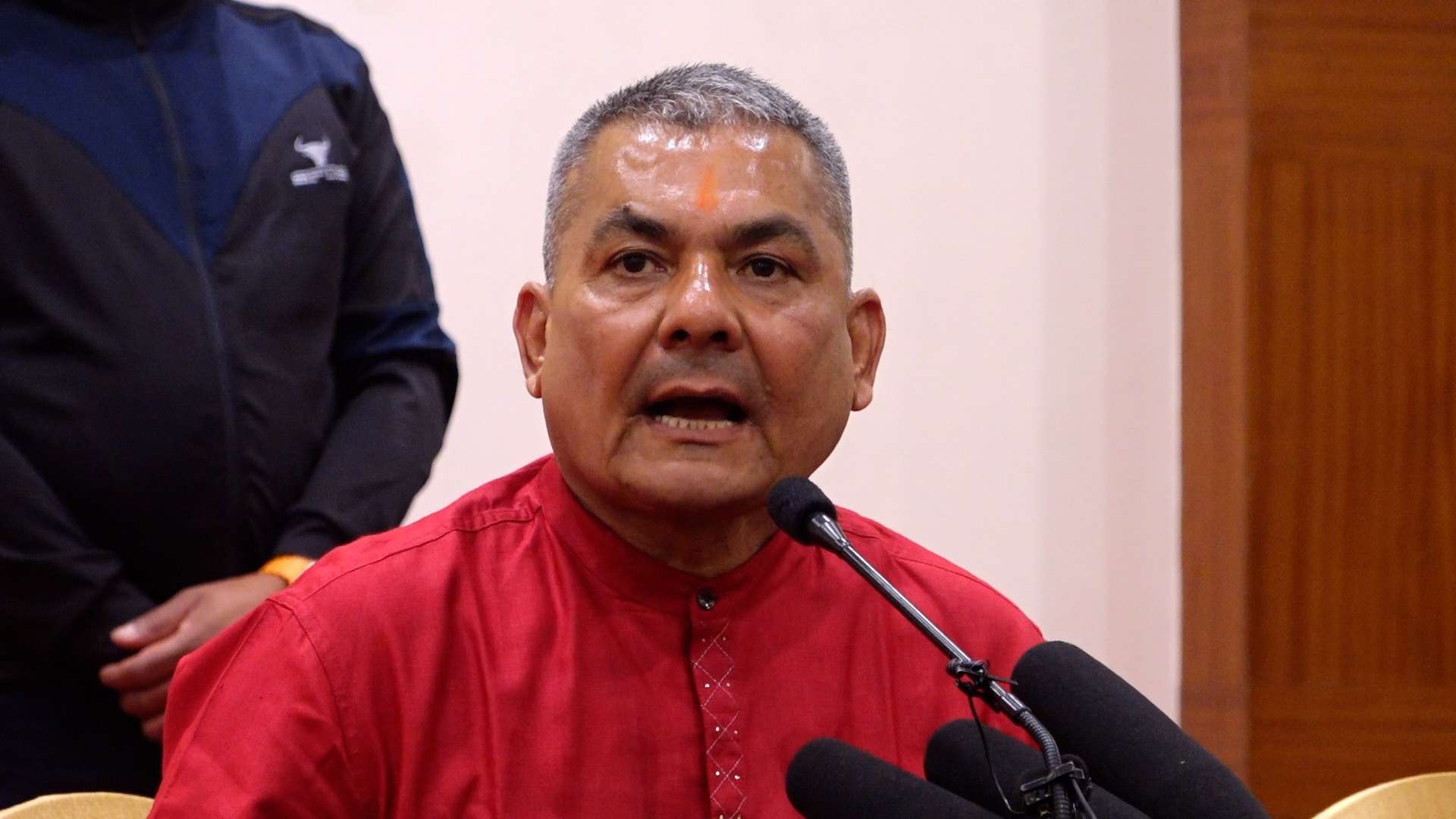 अरु कसैले देश बनाउने जिम्मा लिन्छ भने म देश छोड्न तयार छु : दुर्गा प्रसाईँ