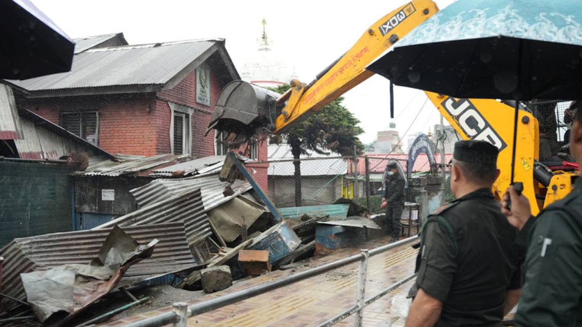  काठमाडौं महानगरले थापाथलीस्थित राम मन्दिर परिसरमा चलायो डोजर 