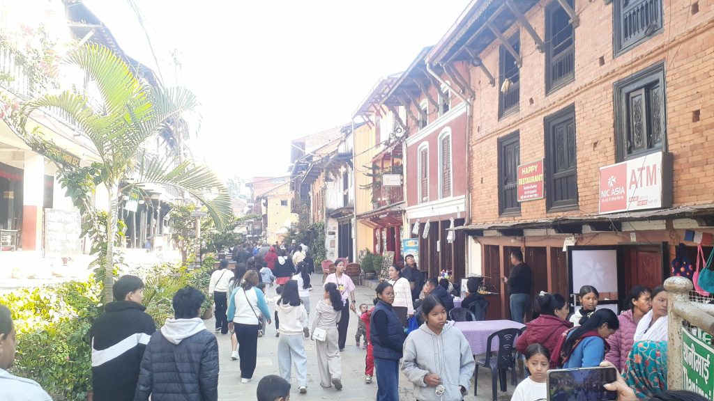 बन्दीपुर घुम्ने चिनियाँ पर्यटकको संख्या बढ्दो, होटल भरिभराउ हुँदा व्यवसायी उत्साहित