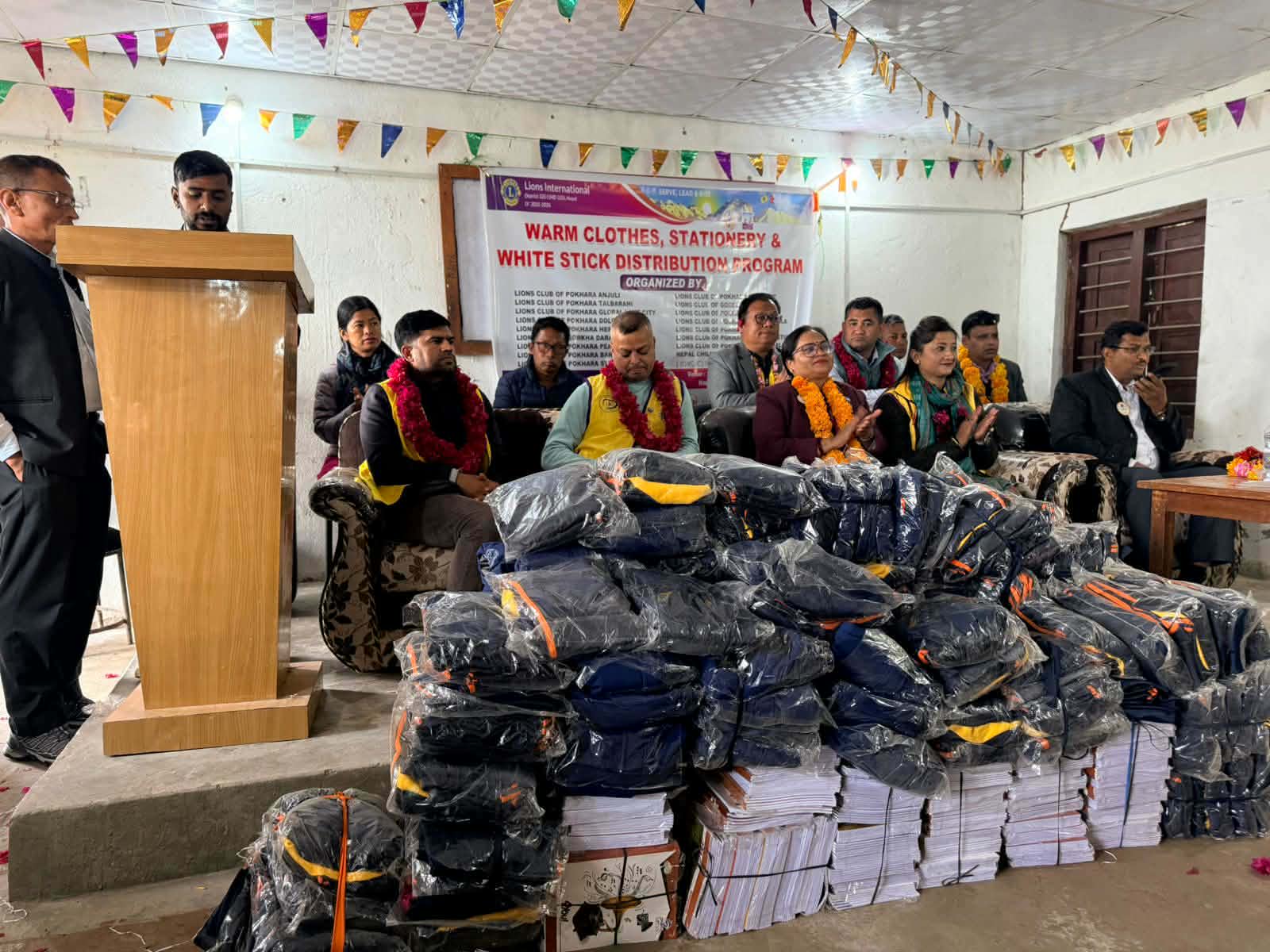 जनकल्याणमा करिब १०० विद्यार्थीलाई न्यानो कपडा र शैक्षिक सामग्री वितरण