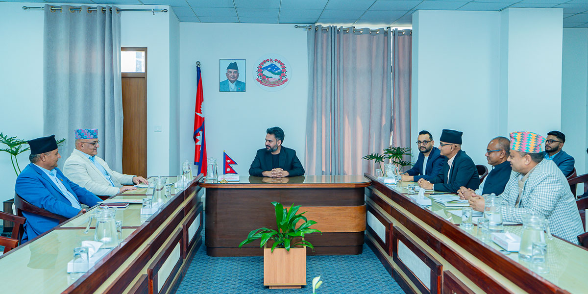 मुख्यमन्त्रीसंग प्रधानमन्त्रीकाे सामूहिक छलफल, भने- संविधान संशोधन गरेर प्रदेशका मन्त्री घटाऔं