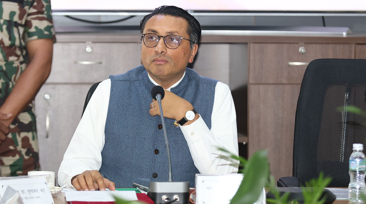 संविधान ‘फाल्ने’ चर्चा अर्थमन्त्रीद्वारा खारेज, २७४ र २७५ मै टेकेर सुधार्ने प्रष्टोक्ति