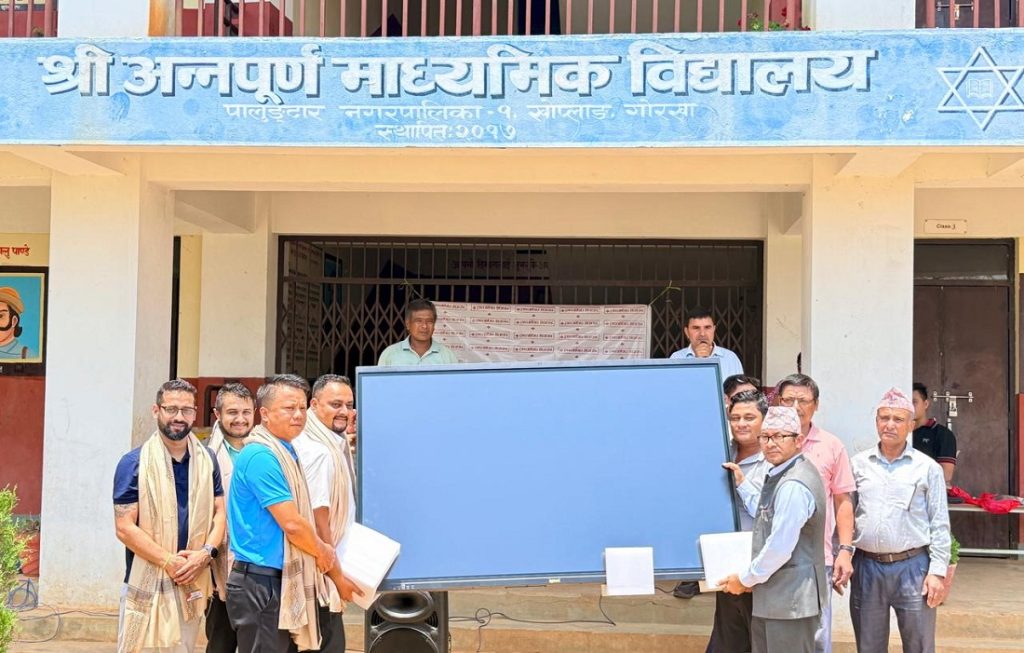 प्रभु बैंकद्वारा अन्नपूर्ण माविलाई स्मार्ट बोर्ड हस्तान्तरण