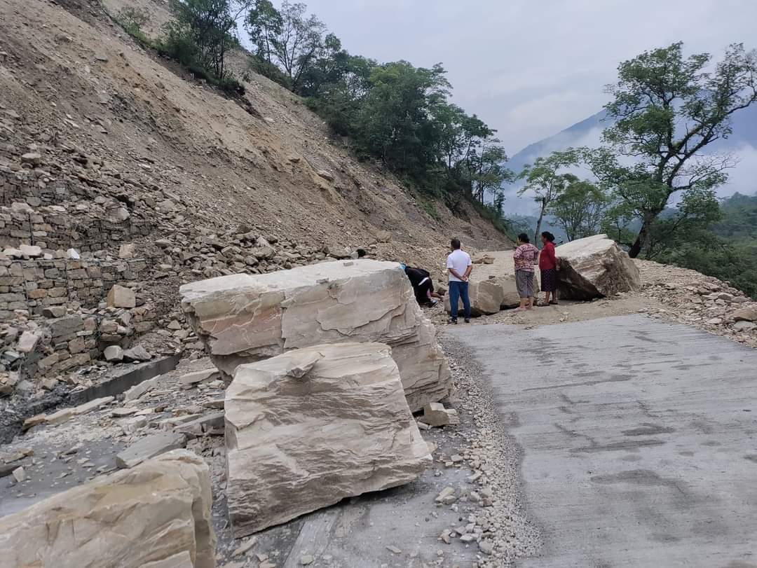 आजदेखि बेँसीसहर–चामे र मध्यपहाडी लोकमार्गमा सवारी सञ्चालनमा रोक
