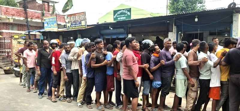 सरकारी अनुदानको रासायनिक मल निजी पसलबाट बिक्री, किसान भने सहकारीमा लाइनमा