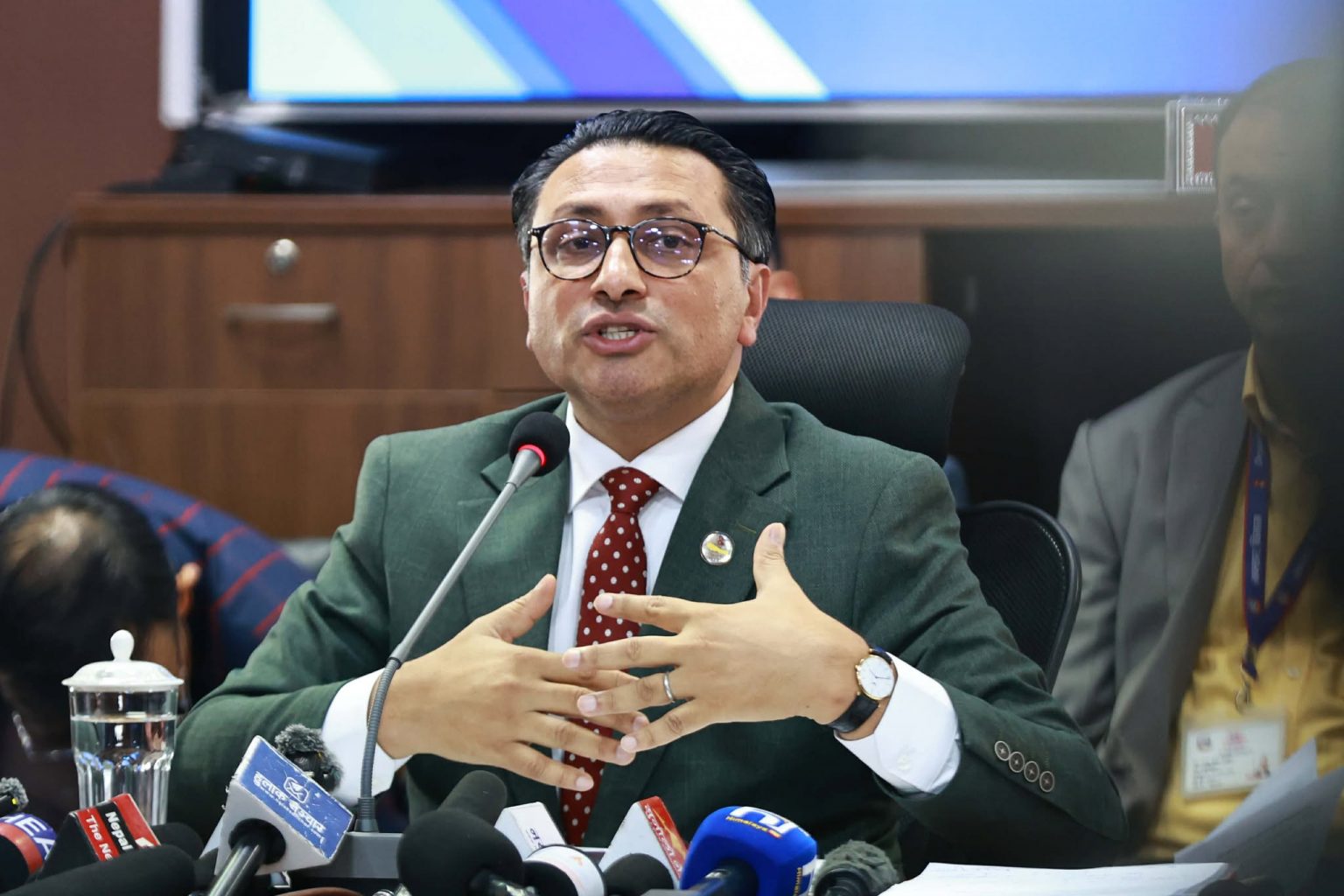 आर्थिक रूपान्तरणमा राष्ट्र बैंकको सक्रिय भूमिका आवश्यक छः अर्थमन्त्री वाग्ले