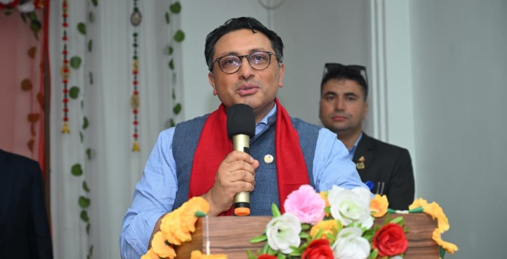 आफ्नै आम्दानीबाट देश बनाउने बजेट ल्याएका छौँ : अर्थमन्त्री वाग्ले