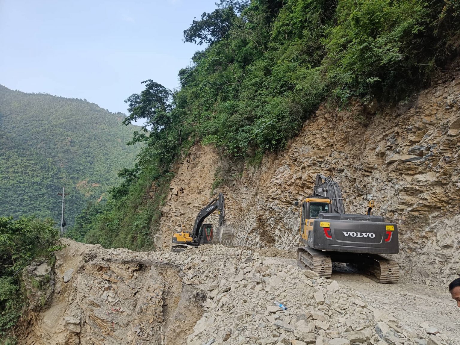 आँबुखैरेनीको सडक भासिएको ठाउँमा भित्ता काट्ने काम जारी, बिहान सडक रोकेरै हुन्छ काम