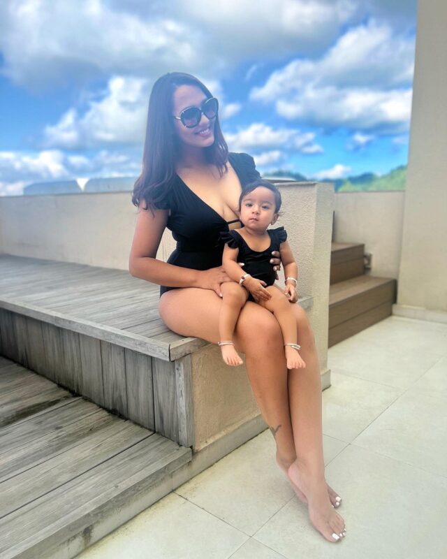 छोरीसँग रमाउँदै प्रियंका 2 Priyanka Karki Daughter 2